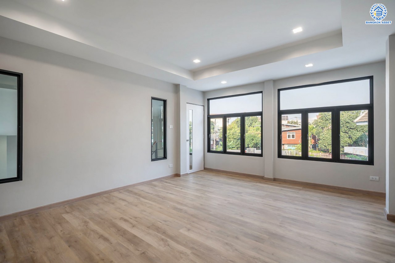 บ้านมือสองตกแต่งใหม่ ดีไซน์สวย โครงการ ลาดพร้าว130 ลาดพร้าว หลังใหญ่ถึง 154 ตร.ว. ฟังก์ชัน 4 ห้องนอน 5 ห้องน้ำ 1 ห้องแม่บ้าน จอดรถได้ 2 คัน พื้นที่ใช้สอยกว่า 589 ตร.ม. รองรับทุกกิจกรรม บนทำเลเชื่อมต่อหลายเส้นทาง อาทิ ถนนรัชดาภิเษก, ถนนเสรีไทย, ถนนรามคำแหง ใกล้จุดขึ้นทางด่วน "ฉลองรัช" ใกล้รถไฟฟ้าสายสีเหลือง "สถานีลาดพร้าว101" และรถไฟฟ้าสายสีส้ม "หัวหมาก"